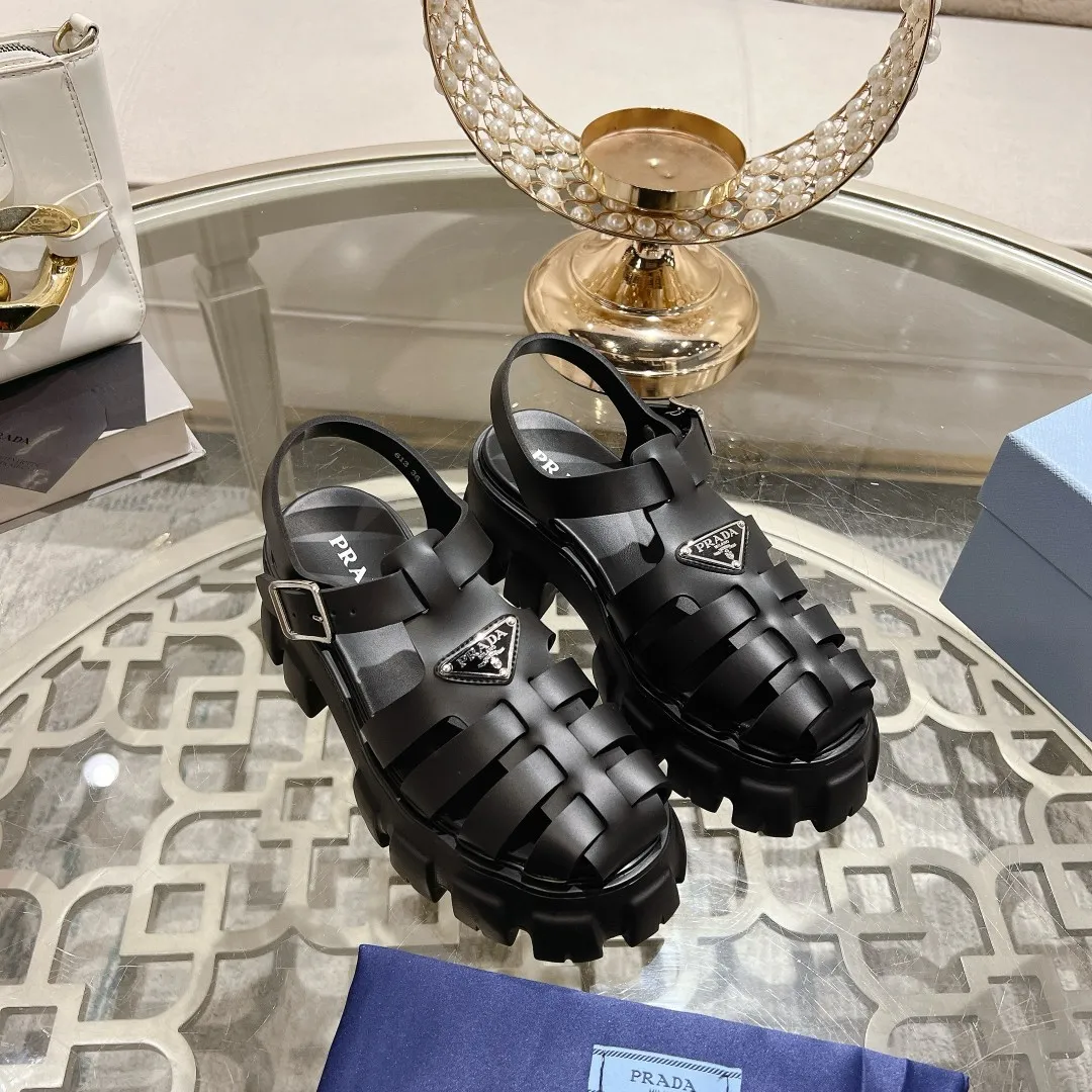 👟👟Ex-factory price 440👟👟 Prada's new spring and summer sawtooth Roman thick-soled rubber sandals, retro, fashionable and avant-garde gear teeth 55mm, thick-soled soles with rubber uppers, making the whole pair of shoes light and comfortable, bright colors, satisfying a variety of choices for fashionable people with different styles! The iconic metal triangle logo is paired with the shape of ancient beach sandals. Every design element is fashionable! Code number 35-40